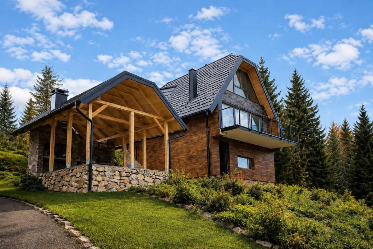 Vila Top Hill Vista leti, sa travnjakom i drvenom nadstrešnicom